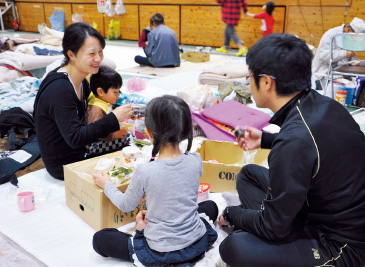 避難所で家族団らんの光景が。