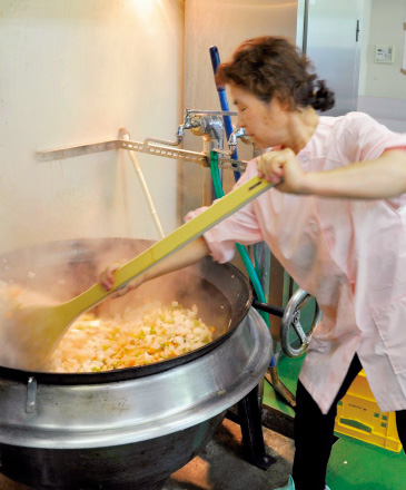 給食室の施設では、ピーク時には724名に達した避難者の食事を用意しました。