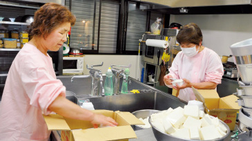 炊事は小学校の給食を調理してきた女性2人が中心になり、避難者たちが自主的に協力しました。