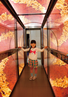 製造工場を模したカップヌードルパーク。自分が「麺」になったような気分で遊べる。