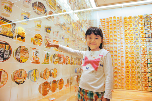 インスタントラーメン ヒストリーキューブ。創業からのパッケージが3,000点以上も並ぶ圧巻の展示。