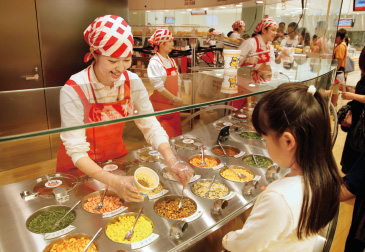 マイカップヌードルファクトリー。スープと具材の組み合わせは5,460通り。