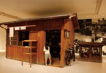 「チキンラーメン」を発明した安藤百福氏の研究小屋が忠実に再現されている。