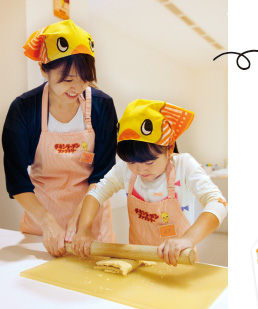 チキンラーメンファクトリー。発明の原点を体験し、できあがった製品は自分でデザインしたパッケージに入れて持ち帰ることができる。