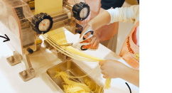 チキンラーメンファクトリー。発明の原点を体験し、できあがった製品は自分でデザインしたパッケージに入れて持ち帰ることができる。