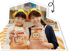 「チキンラーメンファクトリー。発明の原点を体験し、できあがった製品は自分でデザインしたパッケージに入れて持ち帰ることができる。