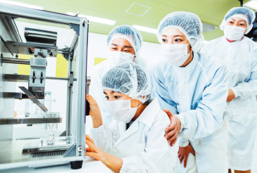 「味の素」コースは工場と同じクリーンな環境でMy「味の素」を作り(左)、「ほんだし」コースは本格的なかつお節削りにチャレンジ(右)。