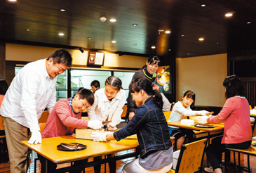 「味の素」コースは工場と同じクリーンな環境でMy「味の素」を作り(左)、「ほんだし」コースは本格的なかつお節削りにチャレンジ(右)。