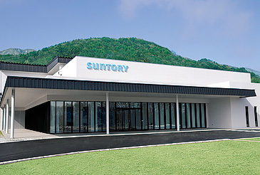 迫力満点の製造ラインを見学。南アルプスを水源とする各種製品の試飲も楽しめる。