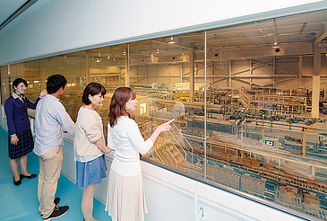 迫力満点の製造ラインを見学。南アルプスを水源とする各種製品の試飲も楽しめる。