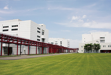 具材の計量、カレーソースの充填（じゅうてん）といった、実際の製造ラインを見学できる。