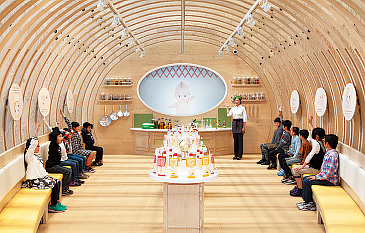 マヨネーズボトルの中にいるような巨大で不思議なマヨネーズドーム（左）など、ユニークなゾーンがいっぱい。