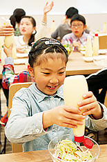 マヨネーズボトルの中にいるような巨大で不思議なマヨネーズドーム（左）など、ユニークなゾーンがいっぱい。