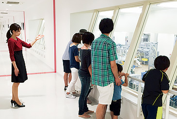 見学はガラス越しに全工程が見える長さ120メートルの「ポッキー・プリッツストリート」（左）のほか、グリコのおもちゃ1,500点を集めたミュージアムゾーン（右）などを併設。