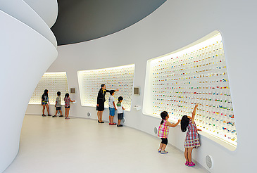 見学はガラス越しに全工程が見える長さ120メートルの「ポッキー・プリッツストリート」（左）のほか、グリコのおもちゃ1,500点を集めたミュージアムゾーン（右）などを併設。