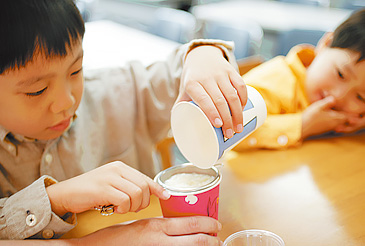 温めたお酢と牛乳を混ぜてカッテージチーズを作る（要予約）（左）。小さなゴミ類を分離・除去する機械も間近で見られる。（右）