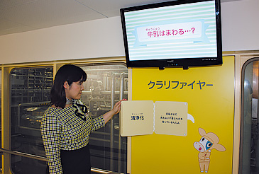 温めたお酢と牛乳を混ぜてカッテージチーズを作る（要予約）（左）。小さなゴミ類を分離・除去する機械も間近で見られる。（右）