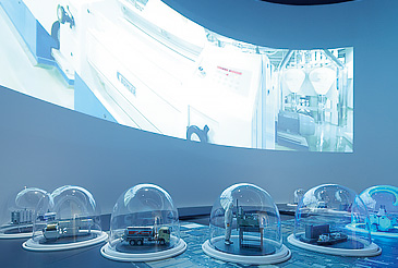 「新館」のパノラマシアター。手前の模型を動かすと、それに対応した実際の工程がパノラマで上映される。