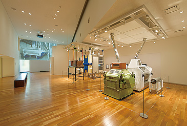 新旧の製粉機械を比較できる「新館」展示室。