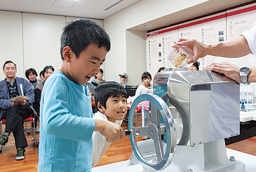 子どもでも安全に使えるミニチュア製粉機「ロール君」などの器械を使い、本物の小麦粉を作る「製粉ラボ教室」に参加することができる。