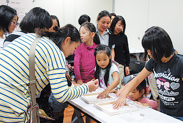 子どもでも安全に使えるミニチュア製粉機「ロール君」などの器械を使い、本物の小麦粉を作る「製粉ラボ教室」に参加することができる。