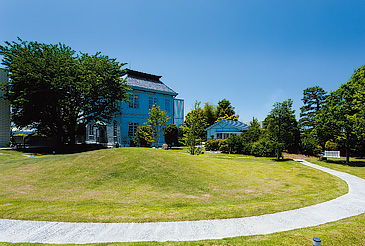 本館前には美しい庭園が広がる。