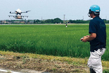 ドローンによる農薬散布の様子。
