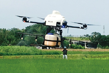 ドローンによる農薬散布の様子。