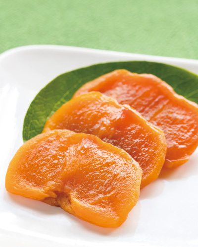 「柿好きに大好評の「柿あん」。パック入り120グラム540円、化粧箱入り2枚入り6袋1,620円（ともに税込み）。