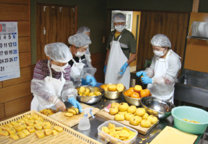 収穫した柿の皮をむき、カットして乾燥機でセミドライにする「柿あん」。販売当初は写真のようにすべて手作業で行っていた。