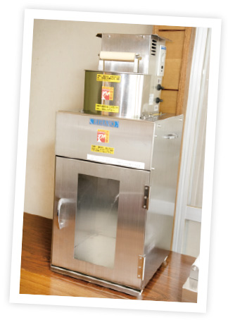 柿の実をカットするスライサー。「機械を導入したことで以前と比べて製造作業もラクになりました」と原田さん。