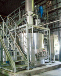 高温・高圧下の水蒸気中で一定時間置いたあと、一気に大気圧まで戻して粉砕する「蒸煮・爆砕」装置。