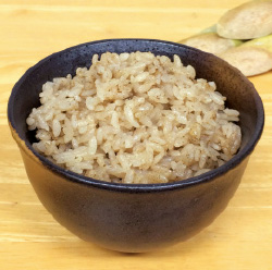 通販の「さとうきびごはんの素」と、レストランで提供する「さとうきびごはん」。ダイエットや生活習慣病予防に効果があると注目されている。