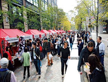 約80もの生産者・企業・団体の自慢のメニュー・商品がブースに並ぶ。