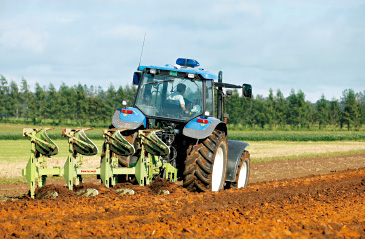 トラクターで深く耕す。手をかけた畑で年間約800トンのてん菜を生産。