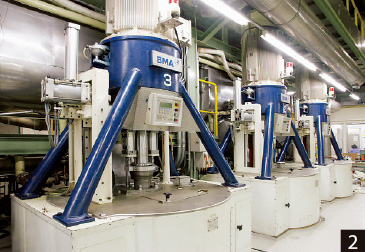 煮詰めて精製したあとに分蜜機で砂糖と糖蜜に分離させる。