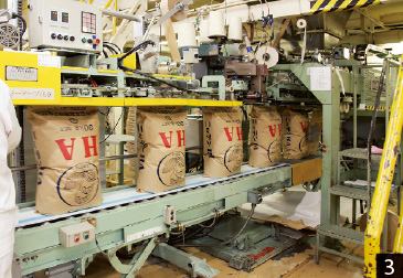 分離させた砂糖を乾燥させてから冷却し、包装機で包装して出荷する。