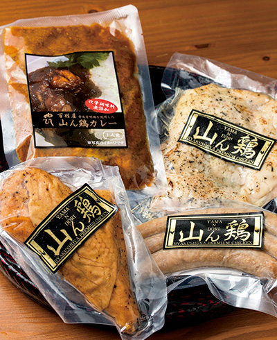 写真左上から時計回りに、カレー850円/1袋180グラム入り、ローストチキン480円/100グラム、ソーセージ480円/1袋3本入り、スモークチキン420円/100グラム(すべて税込み)。