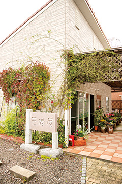 カフェスペースも併設された百姓屋の直売所。「山ん鶏」シリーズや花苗を販売するほか、予約制で食事もできる。