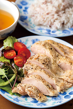 直売所のカフェで食べられる「百姓屋ランチ」。ローストチキン、軟骨入り肉団子スープ、サラダなどがついて850円(税込み)。