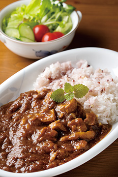 「ハーブチキンカレー」はサラダがついて850円(税込み)。このカレーが今月から「山ん鶏」シリーズに加わった。