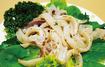 国産魚ファストフィッシュ商品コンテストグランプリに輝いた、JF佐賀げんかいの「CAS凍結剣先イカオイル漬ネギ塩風味」。