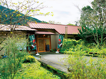 小松さんが営む食堂宿「はたやま憩の家」。朝食、夕食とも土佐ジロー料理を提供する。