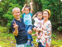 有限会社はたやま夢楽の社長、小松靖一さんとご家族