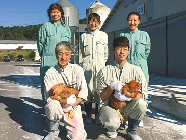岩手県洋野町にあるニチレイフレッシュファーム(写真左)では、「純和鶏(たつの)」をひよこ段階から飼育。系列会社の株式会社フレッシュチキン軽米にて処理・解体後、精肉として販売を行っている。写真右は飼育担当の社員のみなさん。