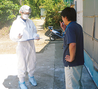 家畜保健衛生所の職員が、養鶏農家に直接聞き取り調査を行う。