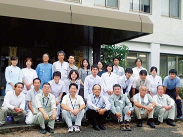 宮崎家畜保健衛生所職員のみなさん。前列右から4人目が恒吉雅治所長。