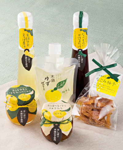 写真左から時計回りに、「木頭ゆず すっぱ果汁」540円、「木頭ゆずゼリー」324円、「木頭ゆず なべものにかけるだけ」648円、「木頭ゆず なごみ柚子」378円、「木頭ゆずの手作り柚子みそ」648円、「木頭ゆずとはちみつのジャム」540円(すべて税込み)。
