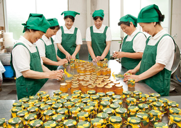 木頭ゆずにこだわった製品加工はすべて手作業で行っている。