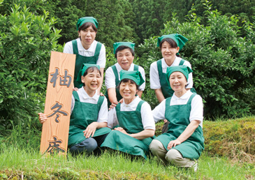 柚冬庵のスタッフの皆さん。みんな明るく元気なお母さんたちばかり。後列左端が代表の榊野瑞恵さん。